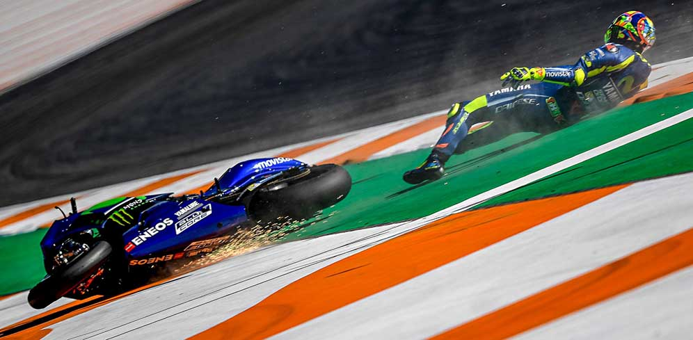 Crash! Motor Rossi Hancur Berantakan